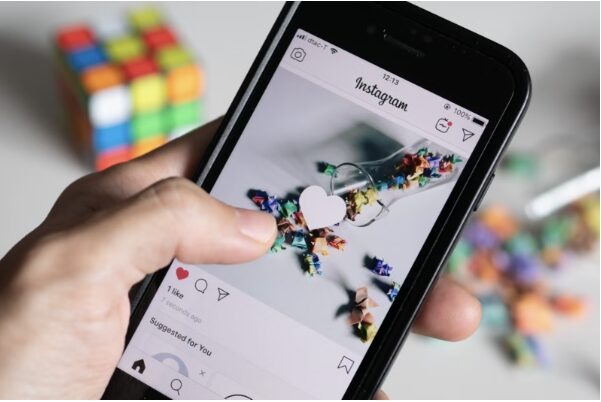 Deceptive UI Designs in Instagram Private Viewer Websites