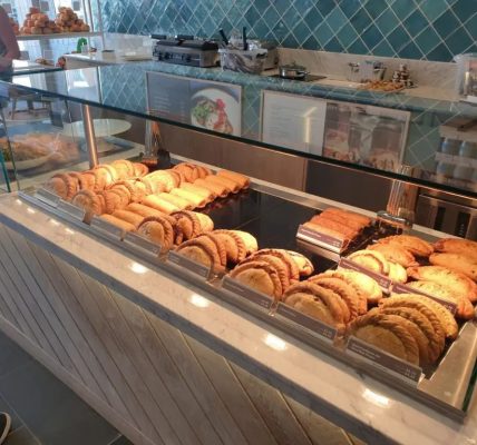 Countertop Heated Display Case for Ready-to-Serve Foods