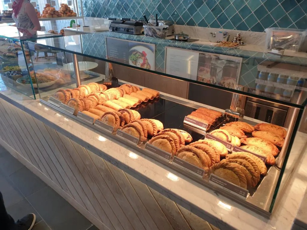 Countertop Heated Display Case for Ready-to-Serve Foods